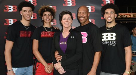 LaMelo Ball's parents and brothers